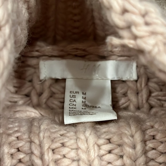 H&M pink knit sweater turtleneck - Picture 2 of 3